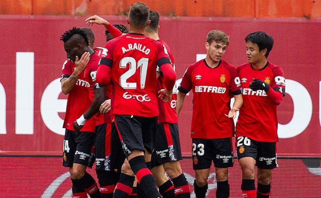 Los futbolistas del Mallorca celebrando el primer tanto.