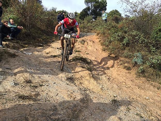 César Manso encara una bajada en el circuito de Estella.