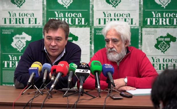 El diputado electo de Teruel Existe, Tomás Guitarte (i), junto al número dos de la candidatura, Manuel Gimeno.