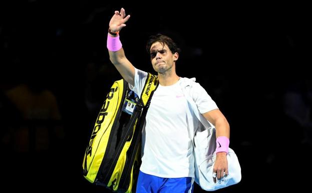 Nadal se despide del público de Londres tras su derrota ante Zverev.