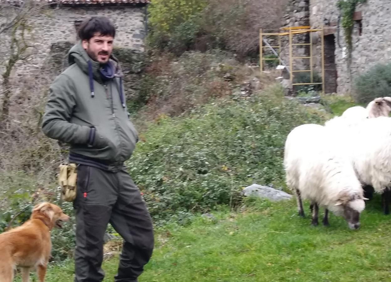 Gonzalo Esparza, con sus ovejas en la aldea de Ayabarrena