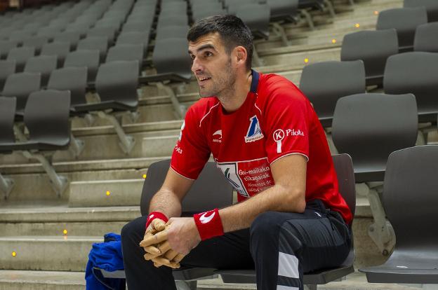 Joseba Ezkurdia espera durante una elección de material. 