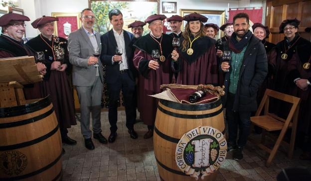 Sheyla Gutiérrez brinda con los miembros de la Cofradía del Vino.