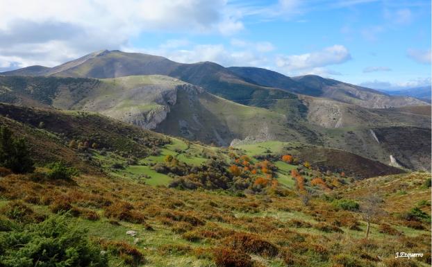 Imagen principal - Vista de la Sierra de Castejón y el Cabezo del Santo y dos tramos del sendero GR 190 