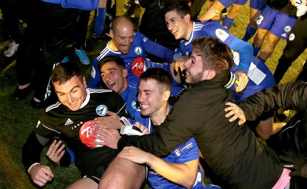 Los jugadores del Comillas celebran su clasificación, con Arróniz como gran protagonista. 