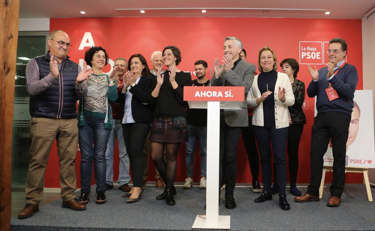 Los candidatos socialistas al Congreso y Senado, anoche en la sede del PSOE de La Rioja junto a su secretario general, Francisco Ocón, la presidenta de La Rioja, Concha Andreu, y el alcalde de Logroño, Pablo Hermoso de Mendoza