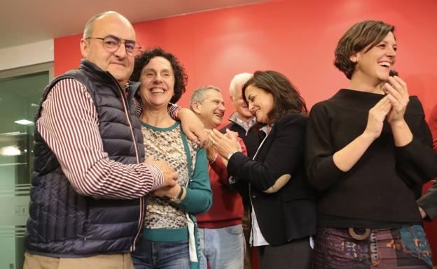 Pedro Montalvo, senador electo, consuela a Carmen Arana ante Andreu y la diputada electa María Marrodán