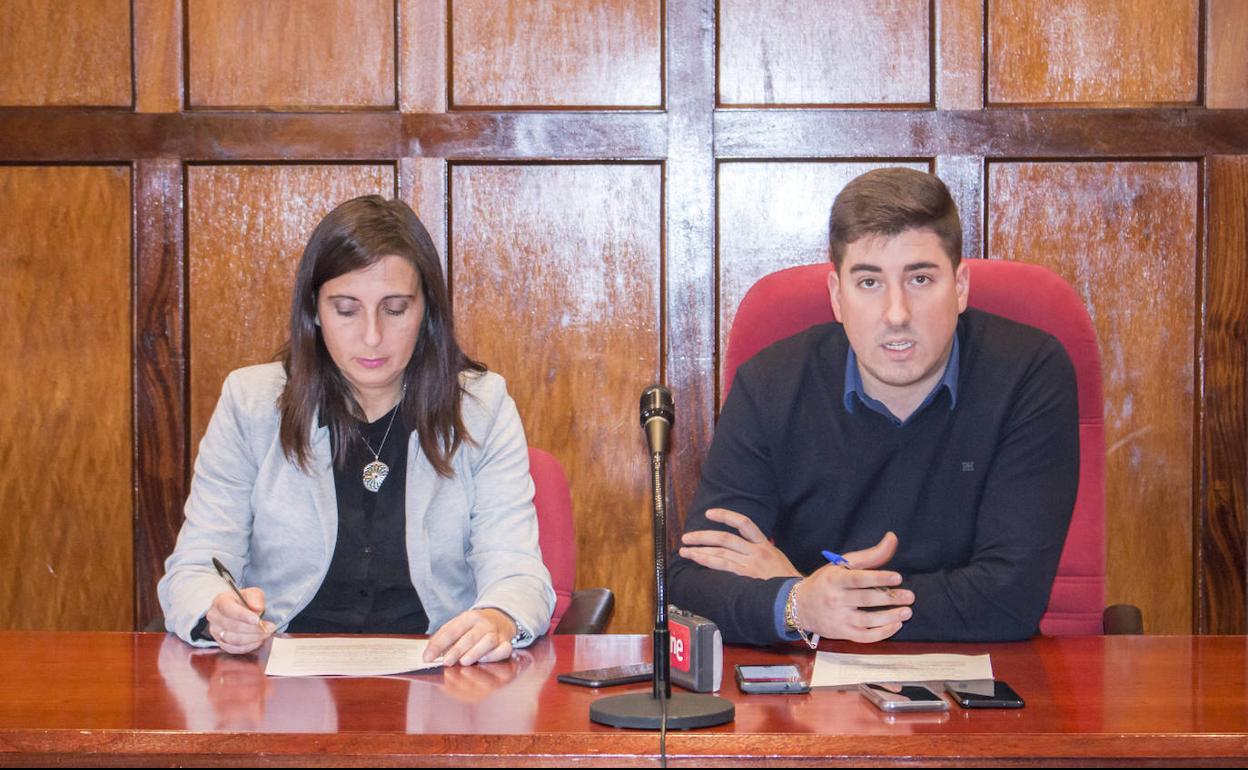 Los concejales Cristina Domingo y Raúl Riaño