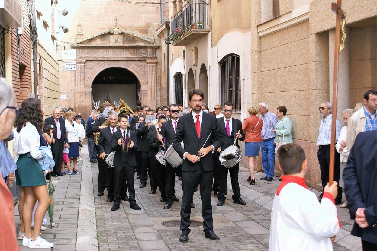 Manuel Gil, en una de sus primeras actuaciones al frente de la Agrupación Musical Najerense