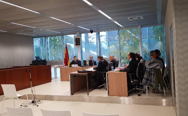 La sala de vistas minutos antes de comenzar el juicio contra tres policías locales de Logroño 