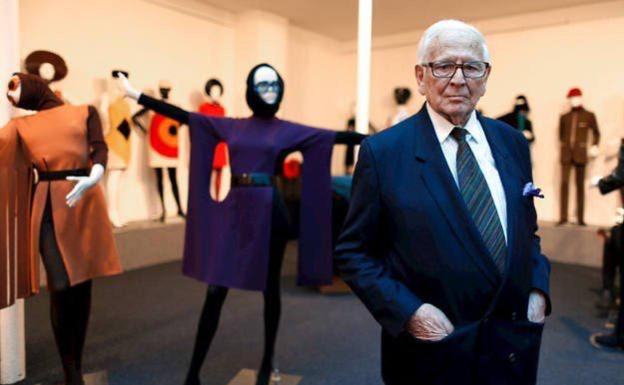 Pierre Cardin rodeado de moda, su pasión.