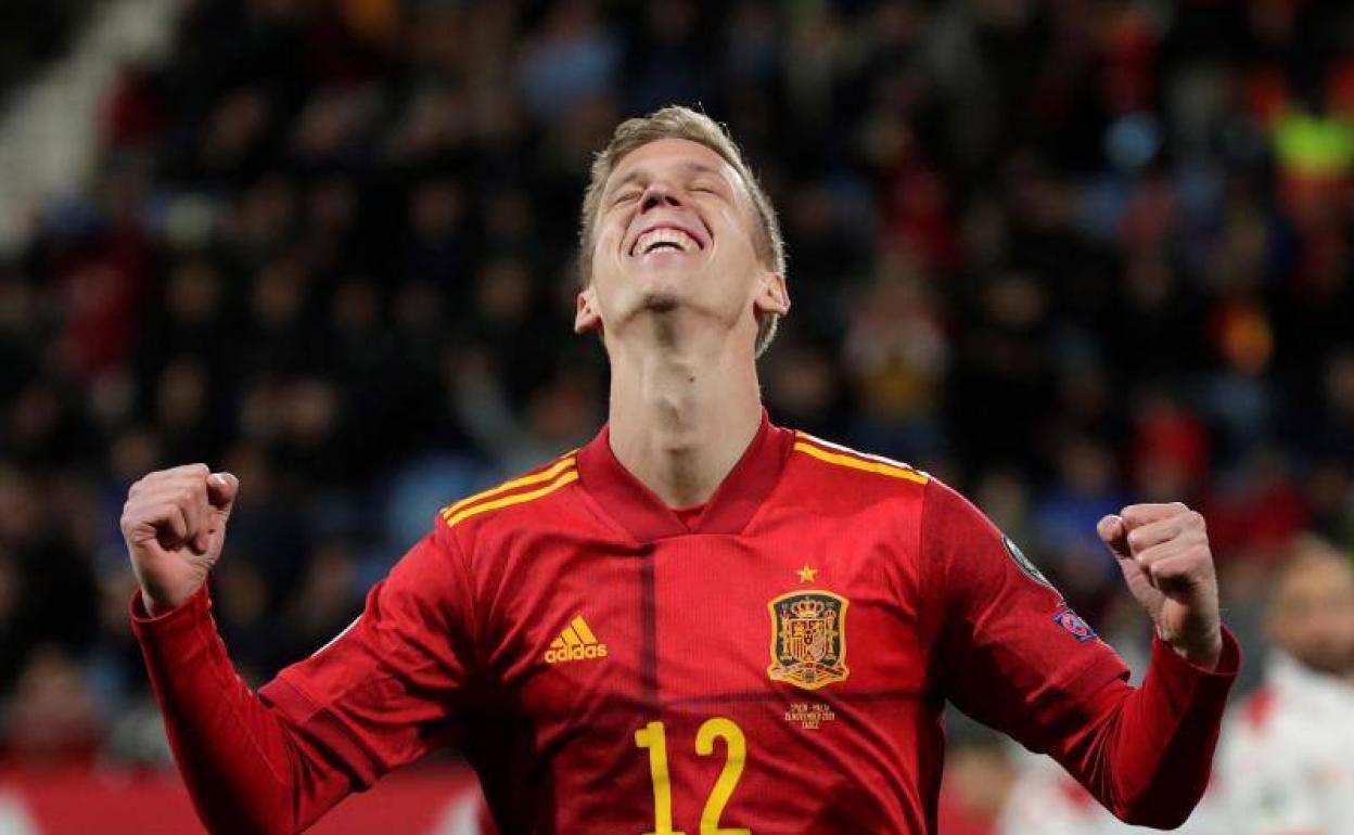 Dani Olmo celebrando su primer tanto con la Selección Española.