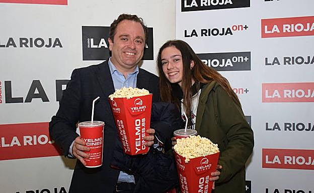 Ignacio Becerra con su hija Lucía, listos para la proyección. 