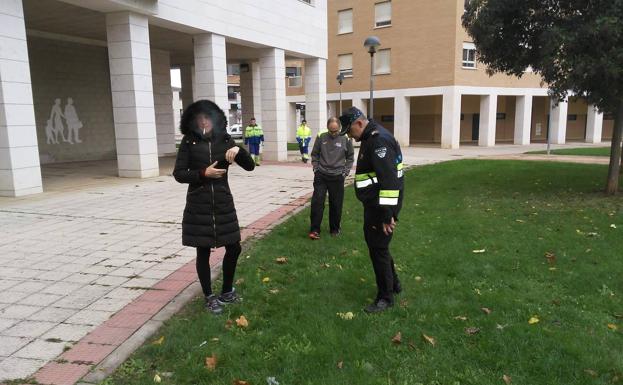 Imagen principal - La Policía, con vecinos y operarios de limpieza, 'peinando' el parque. 