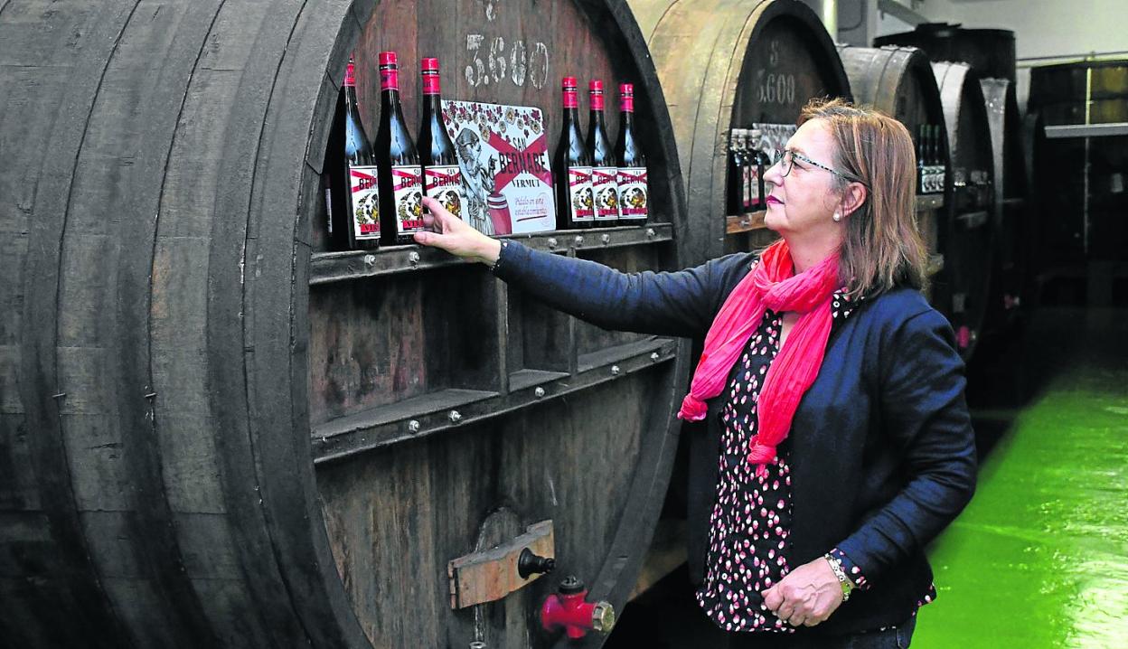 Azucena Rodríguez observa una de las botellas de su vermut 'San Bernabé'. 