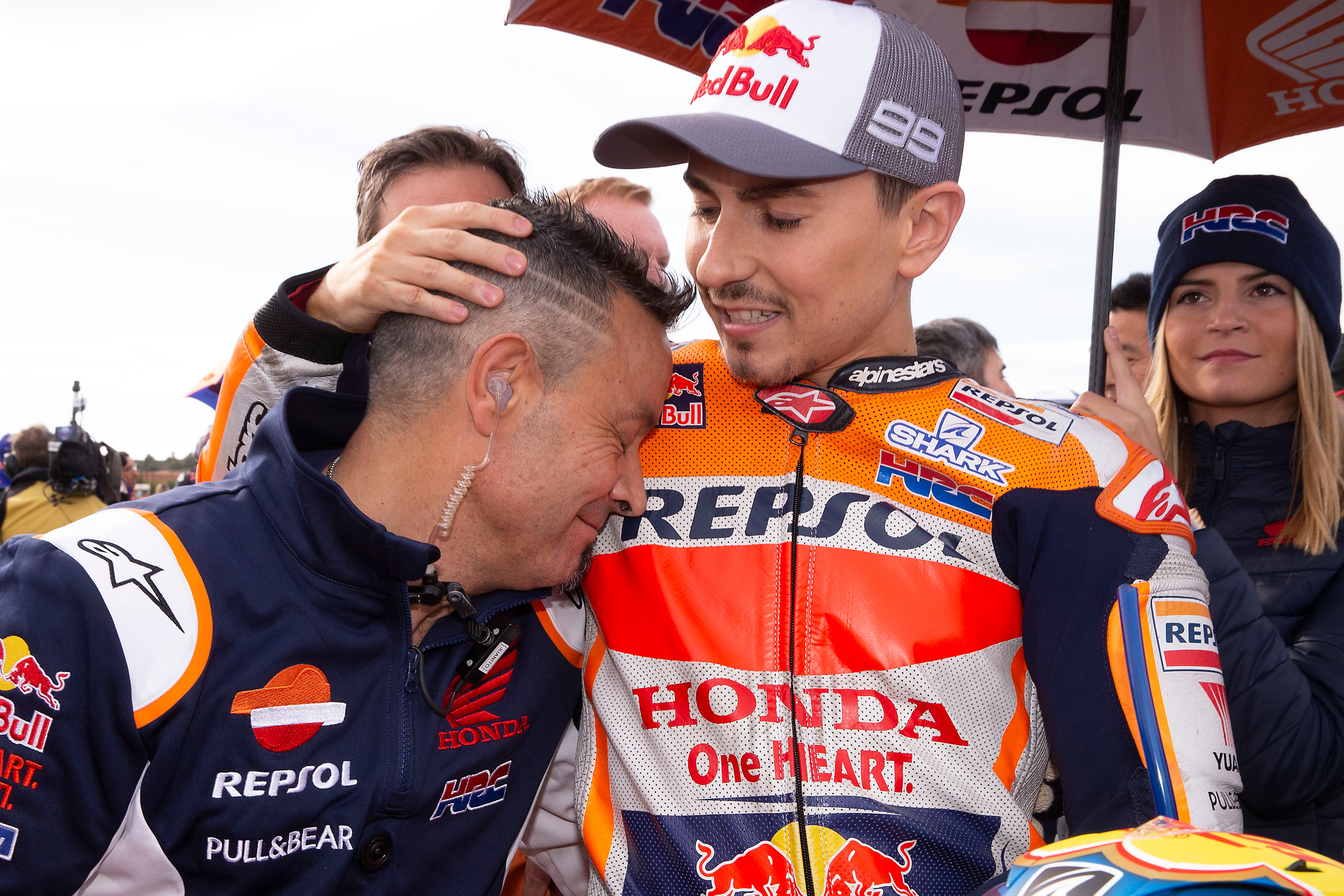 Jorge Lorenzo celebrando con el equipo Repsol Honda la Triple Corona en Moto GP