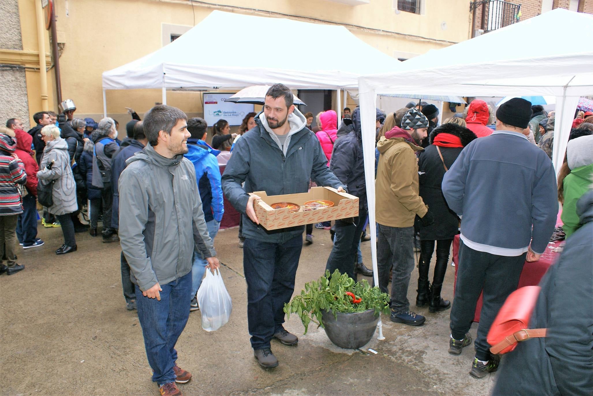 Se han repartido más de 600 raciones de la sabrosa legumbre. 