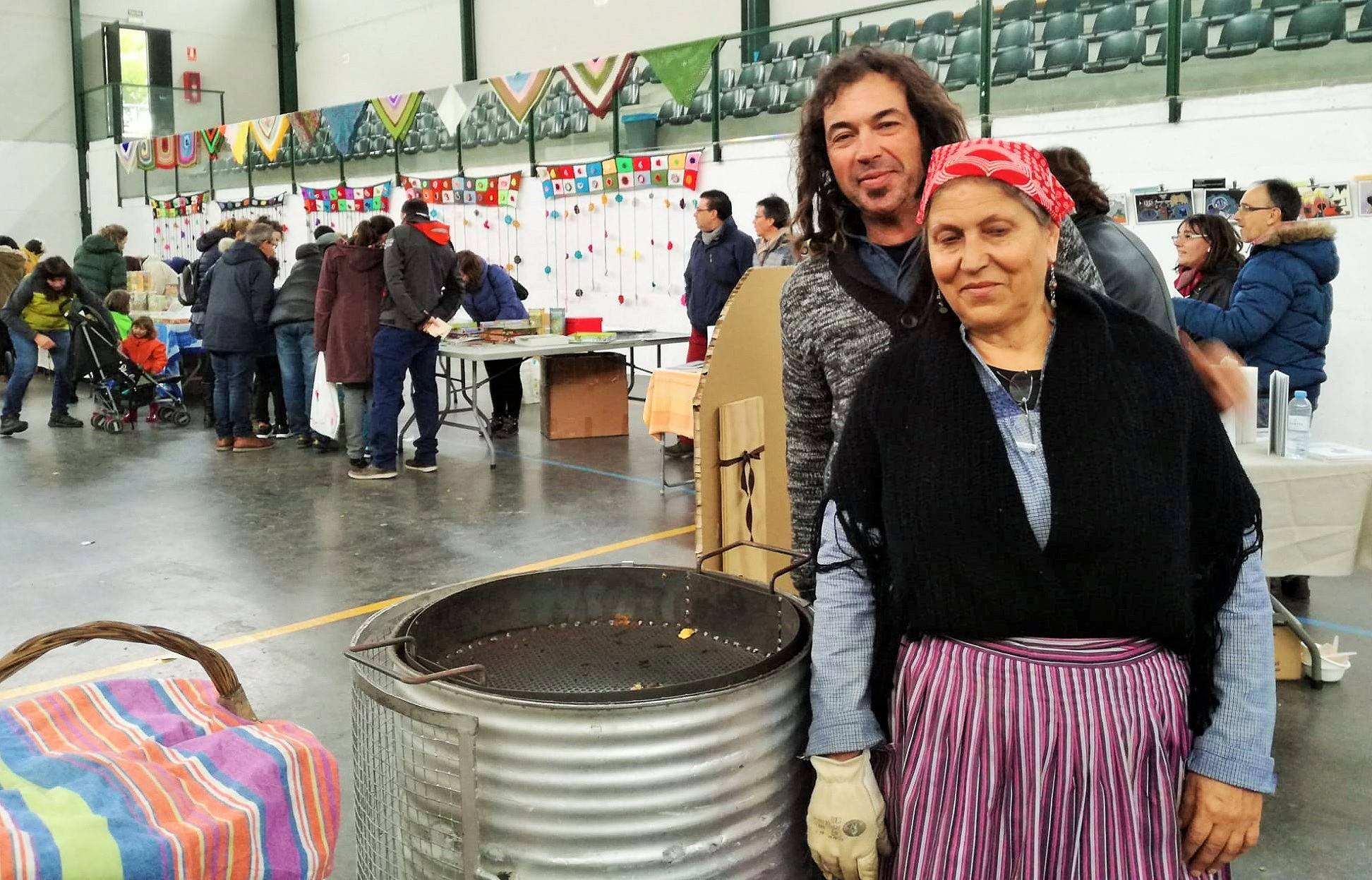 Tela de Cuentos: la jornada sobre libros infantiles y juveniles que se celebró ayer en el municipio y reunió a familias y amigos en un domingo lúdico y especial