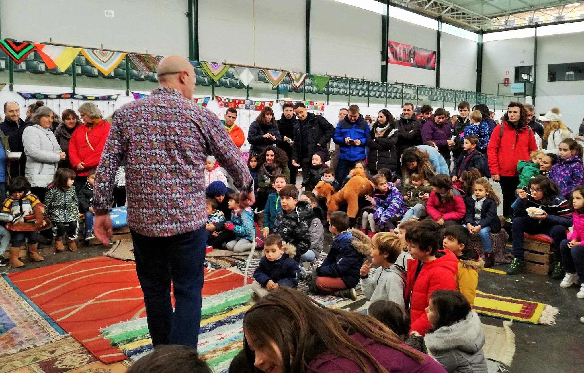 Tela de Cuentos: la jornada sobre libros infantiles y juveniles que se celebró ayer en el municipio y reunió a familias y amigos en un domingo lúdico y especial