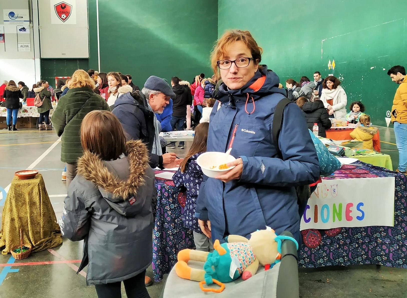 Tela de Cuentos: la jornada sobre libros infantiles y juveniles que se celebró ayer en el municipio y reunió a familias y amigos en un domingo lúdico y especial