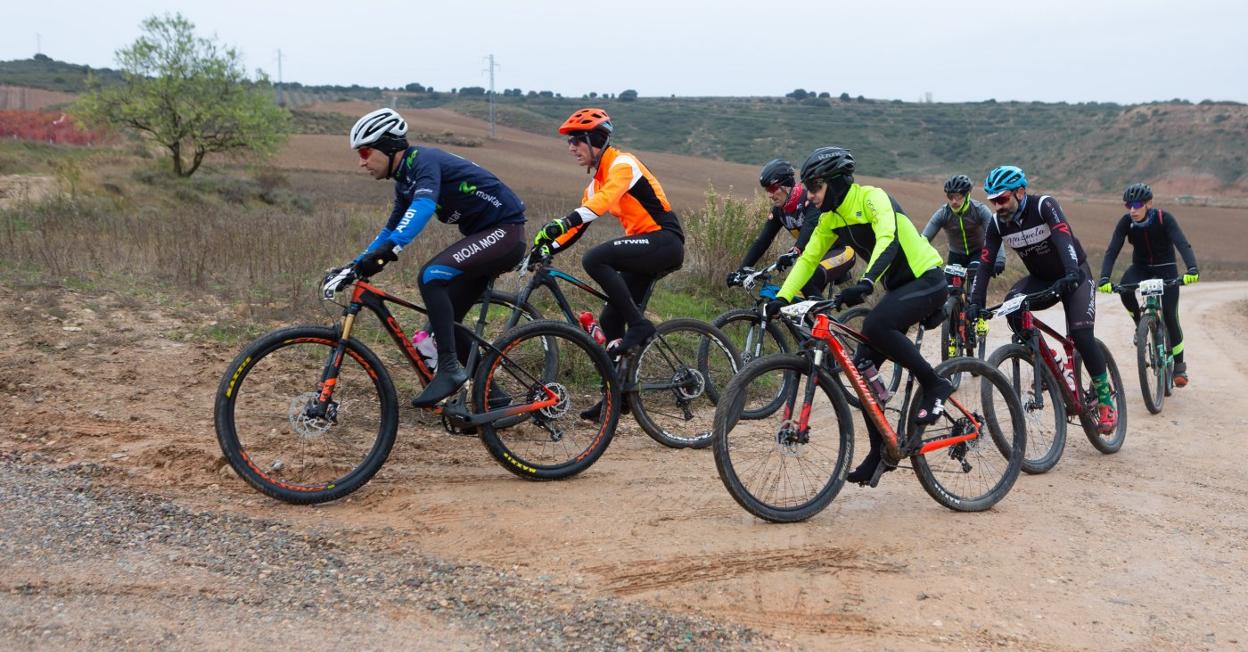 Dos ciclistas recorren los primeros kilómetros de la XXX Travesía del Mantible. 