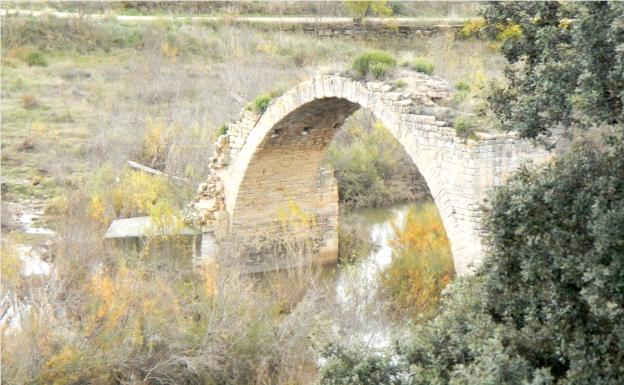 Imagen principal - Puente Mantible, ciclistas tras subir la cuesta del Cortijo y sendas antes de la llegada a Logroño