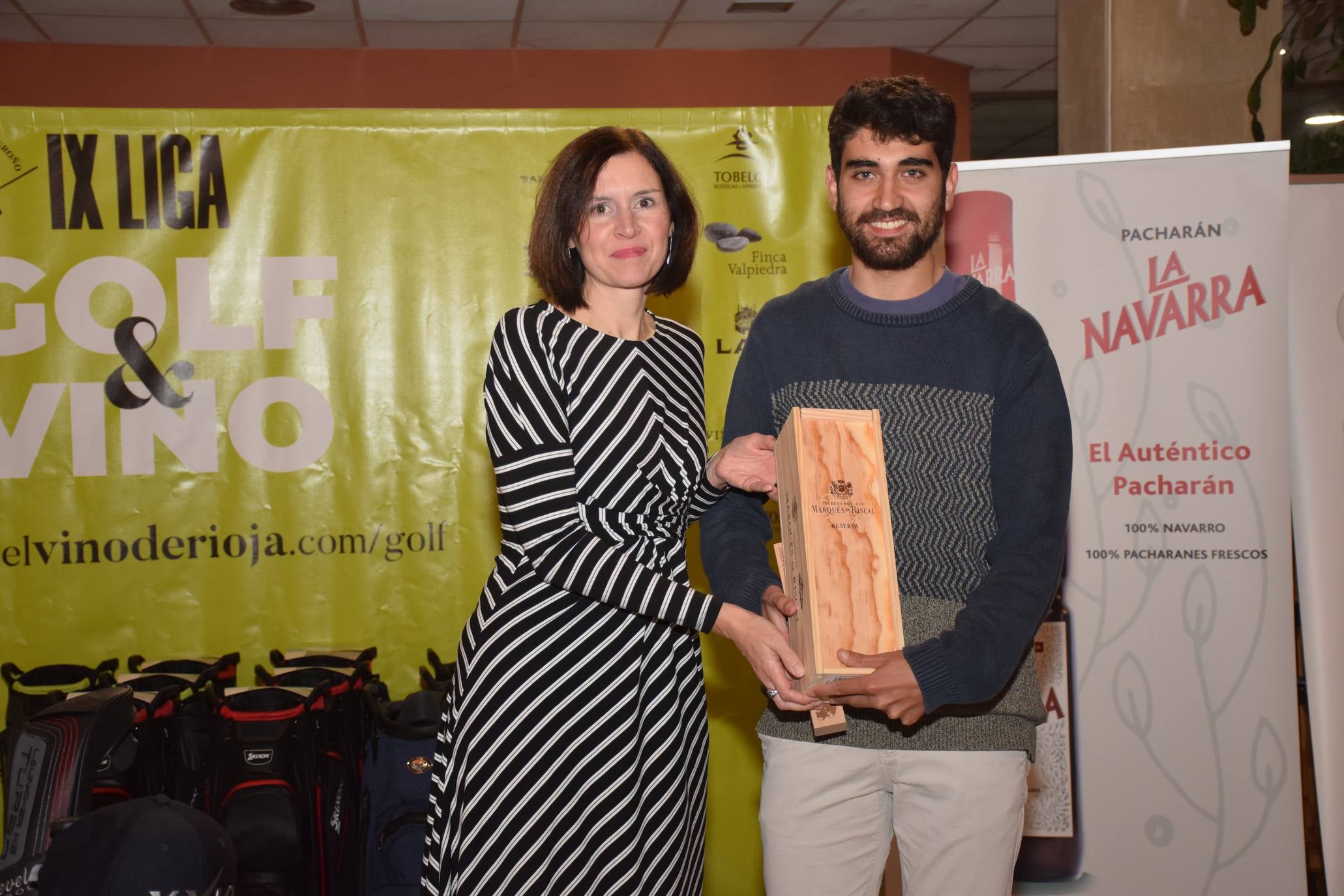 Entrega de premios a los ganadores de la Liga de Golf y Vino. 