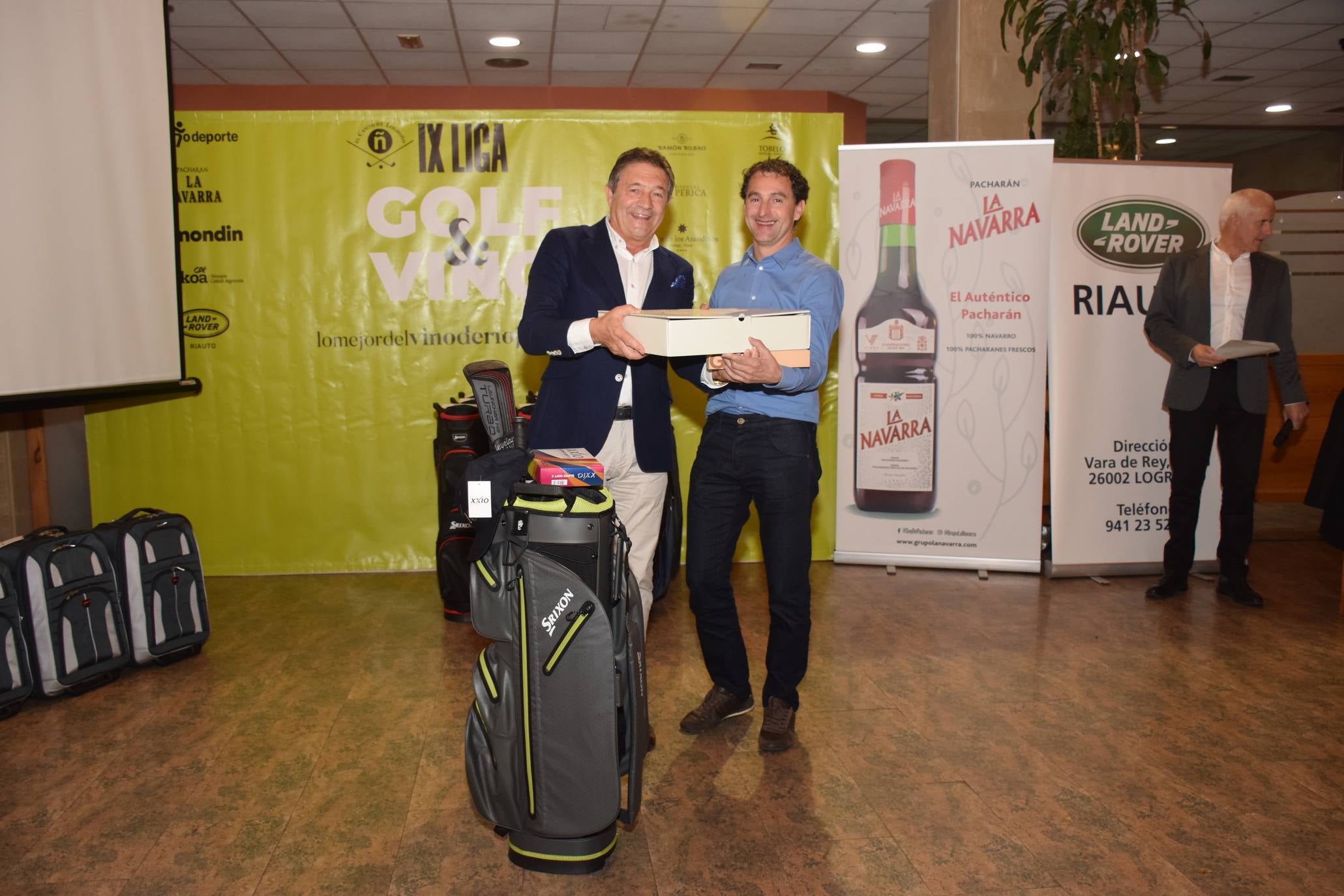 Entrega de premios a los ganadores de la Liga de Golf y Vino. 