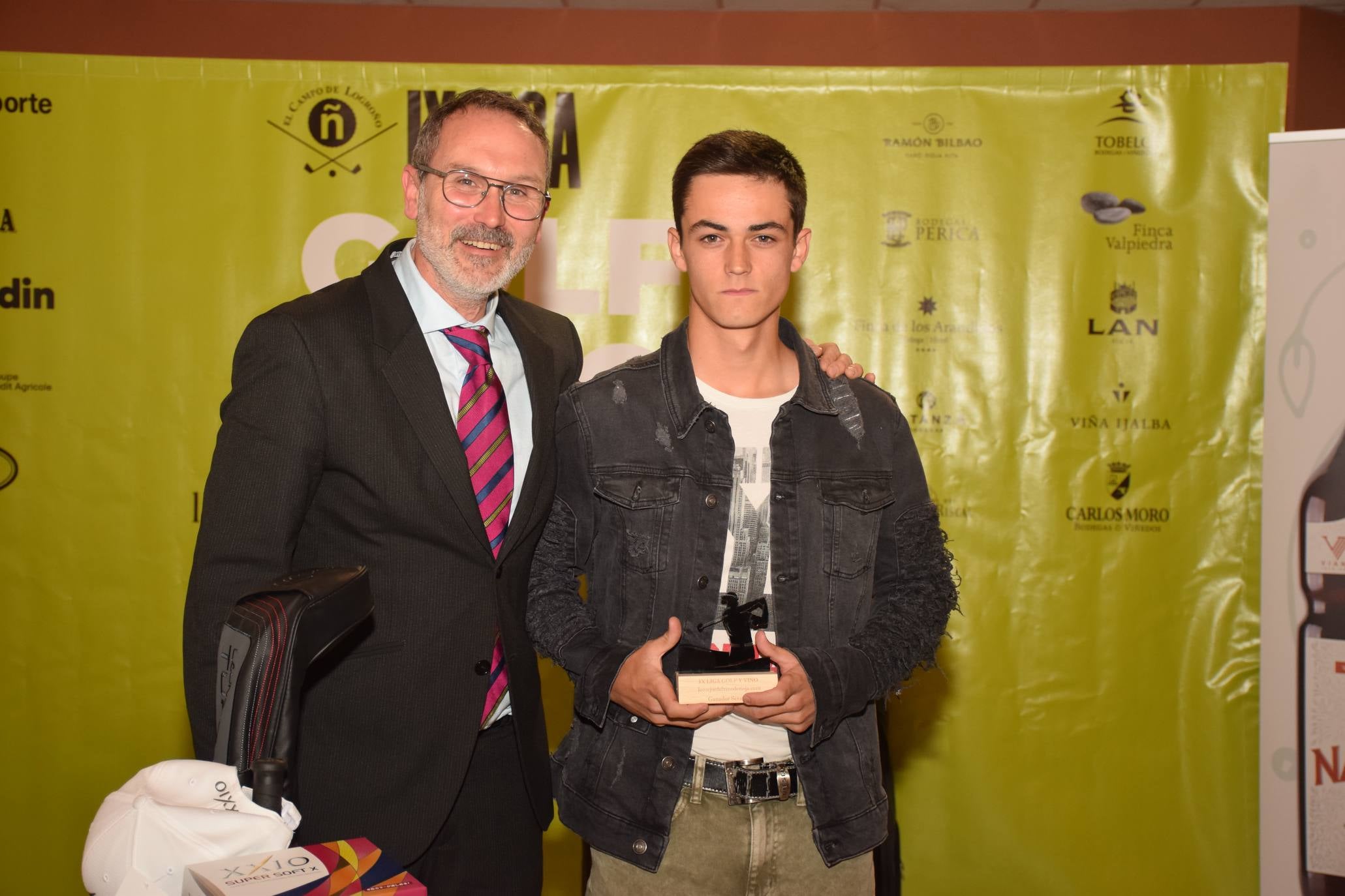 Entrega de premios a los ganadores de la Liga de Golf y Vino. 