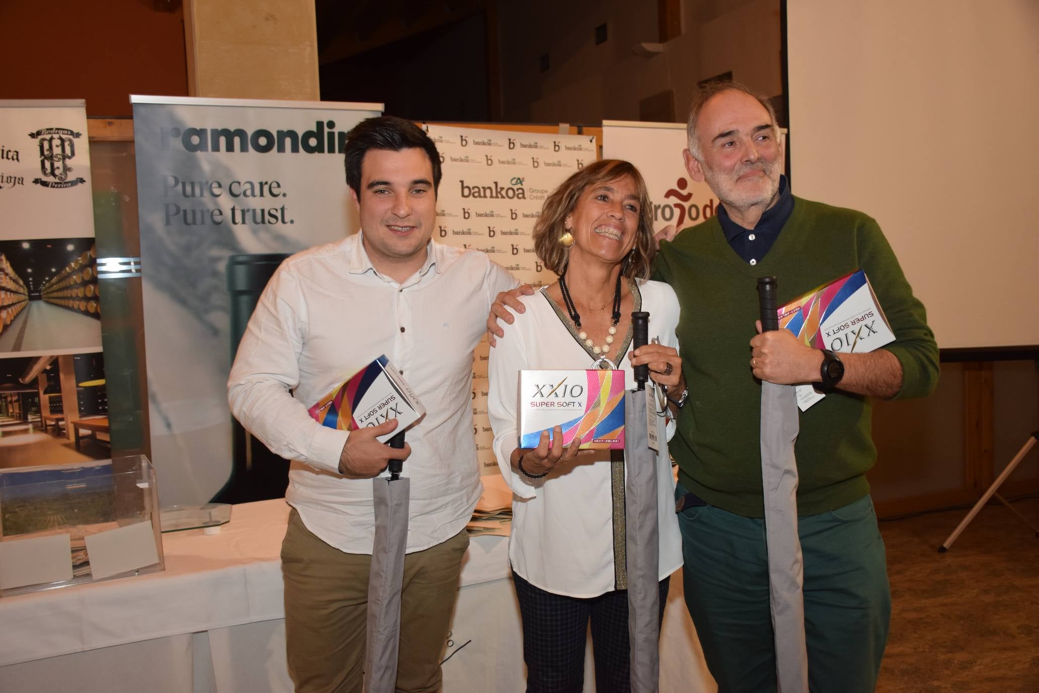 Entrega de premios a los ganadores de la Liga de Golf y Vino. 