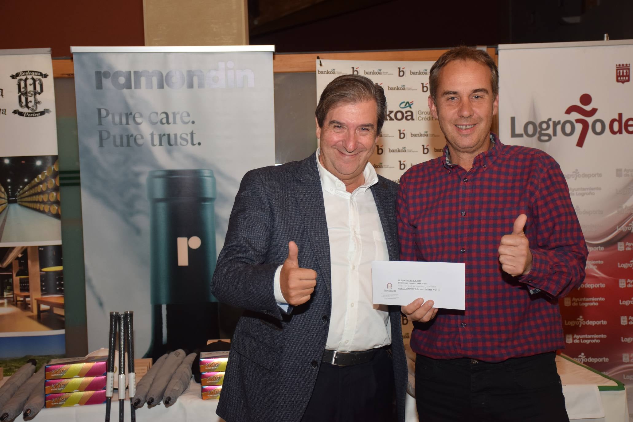 Entrega de premios a los ganadores de la Liga de Golf y Vino. 