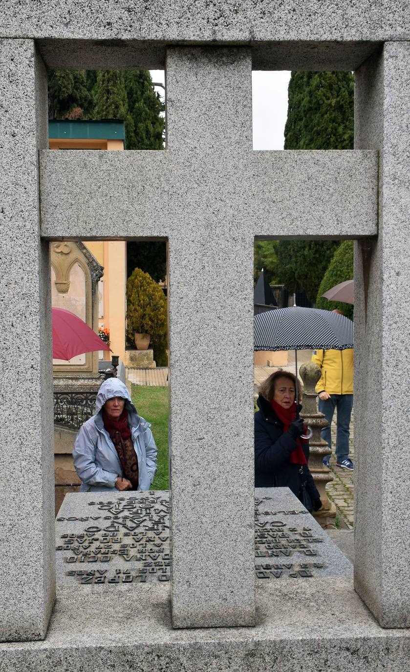 Fotos: Amigos de La Rioja llama a la restauración del mausoleo del Marqués de Romeral