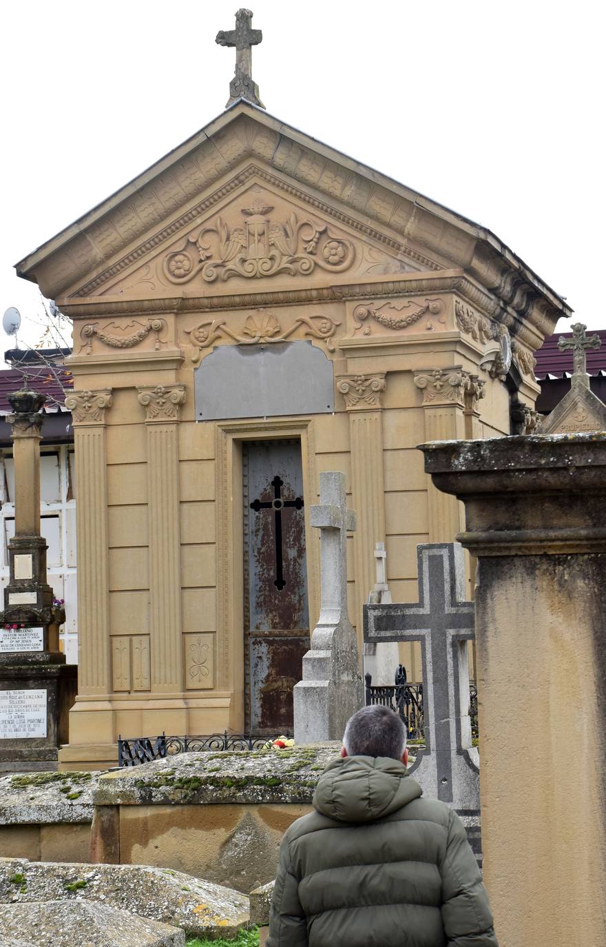 Fotos: Amigos de La Rioja llama a la restauración del mausoleo del Marqués de Romeral