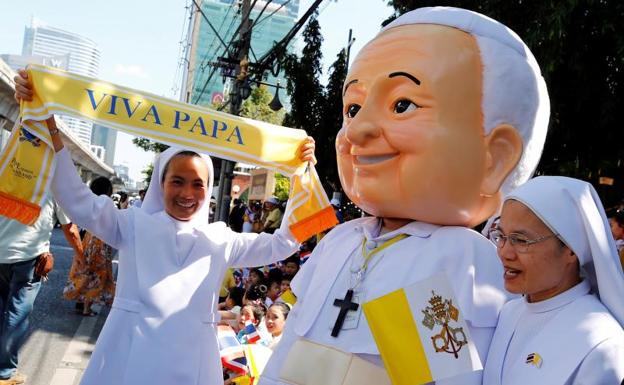 Imagen principal - Imágenes de la llegada del Papa a Tailandia. 