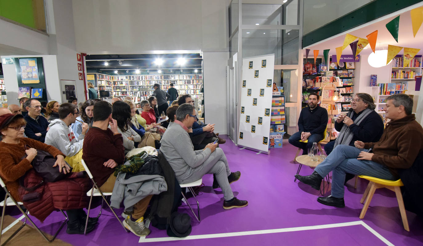 Aitor Gabilondo, Jesús Ruiz Mantilla y Santiago Roncagliolo, en su intervención en la Casa del Libro.