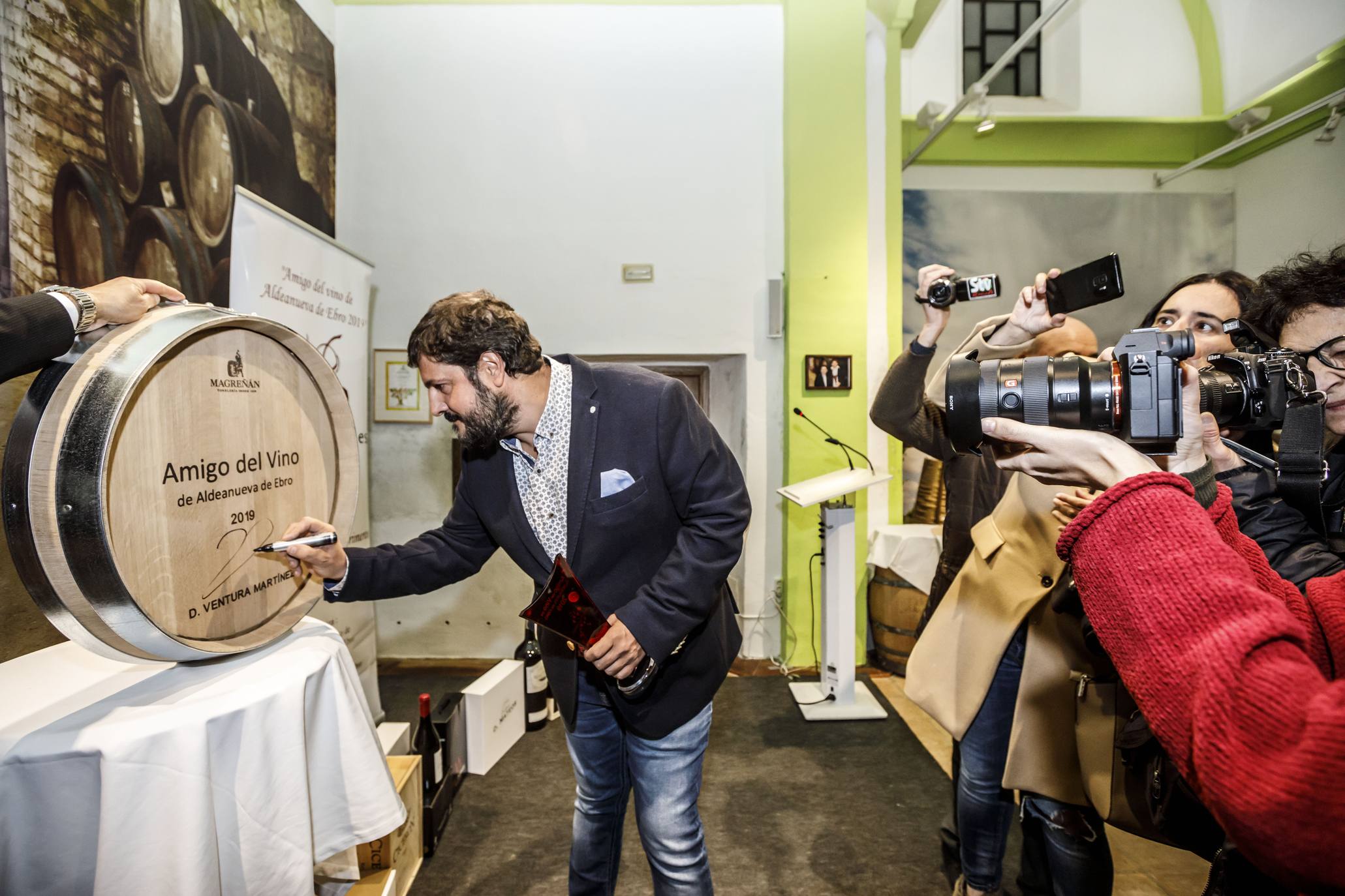 Las bodegas de Aldeanueva de Ebro presentaron ayer los primeros vinos del 2019 y el calagurritano, chef de Nino y de Delicatto, recibió el destacado galardón