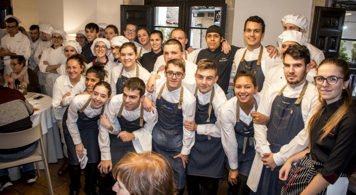 Una fotografía de grupo al final de la jornada culinaria con los alumnos que se encargaron, de principio a fin, de elaborar el menú