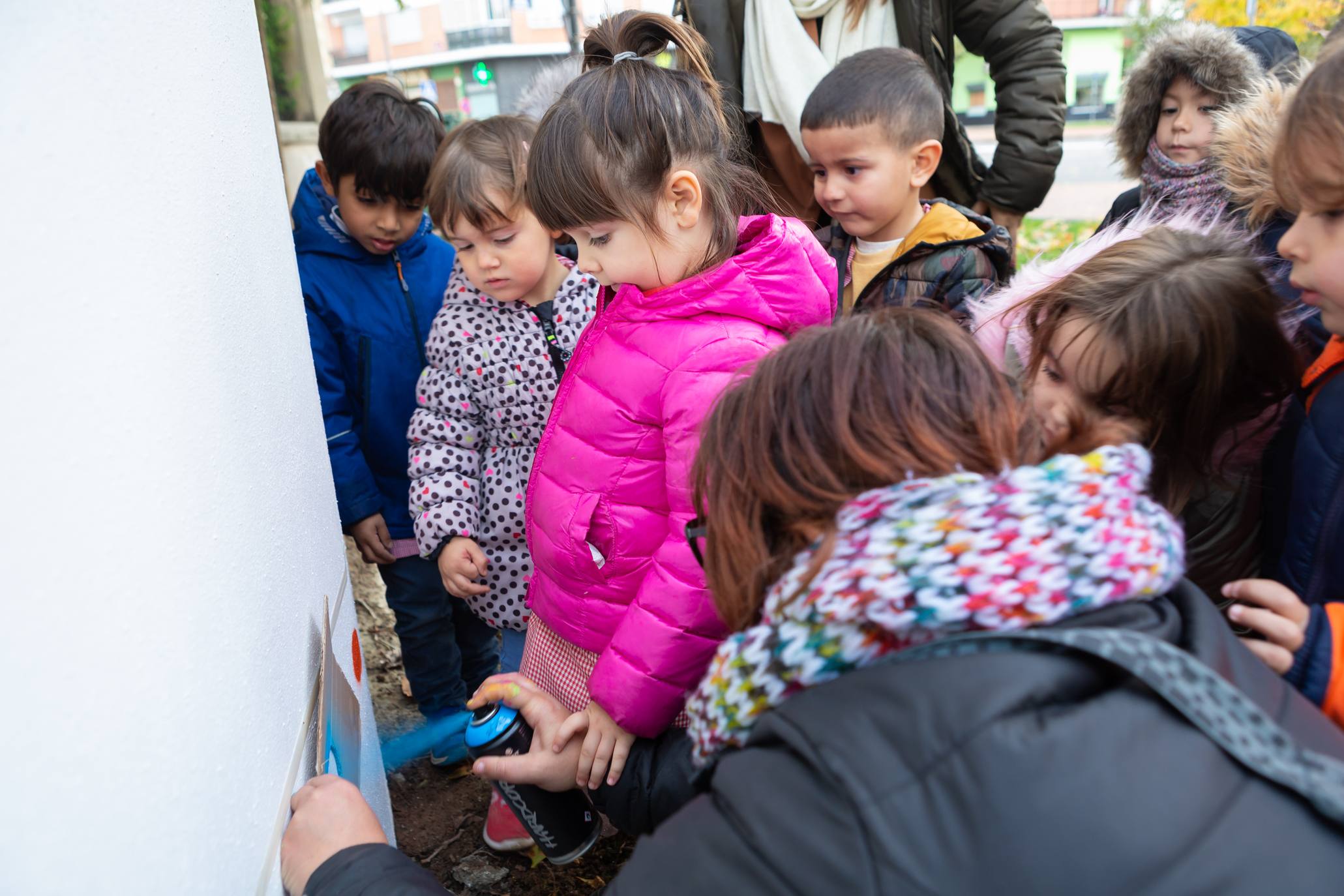 Escolares de Logroño pintan un mural en General Urrutia por las víctimas machistas