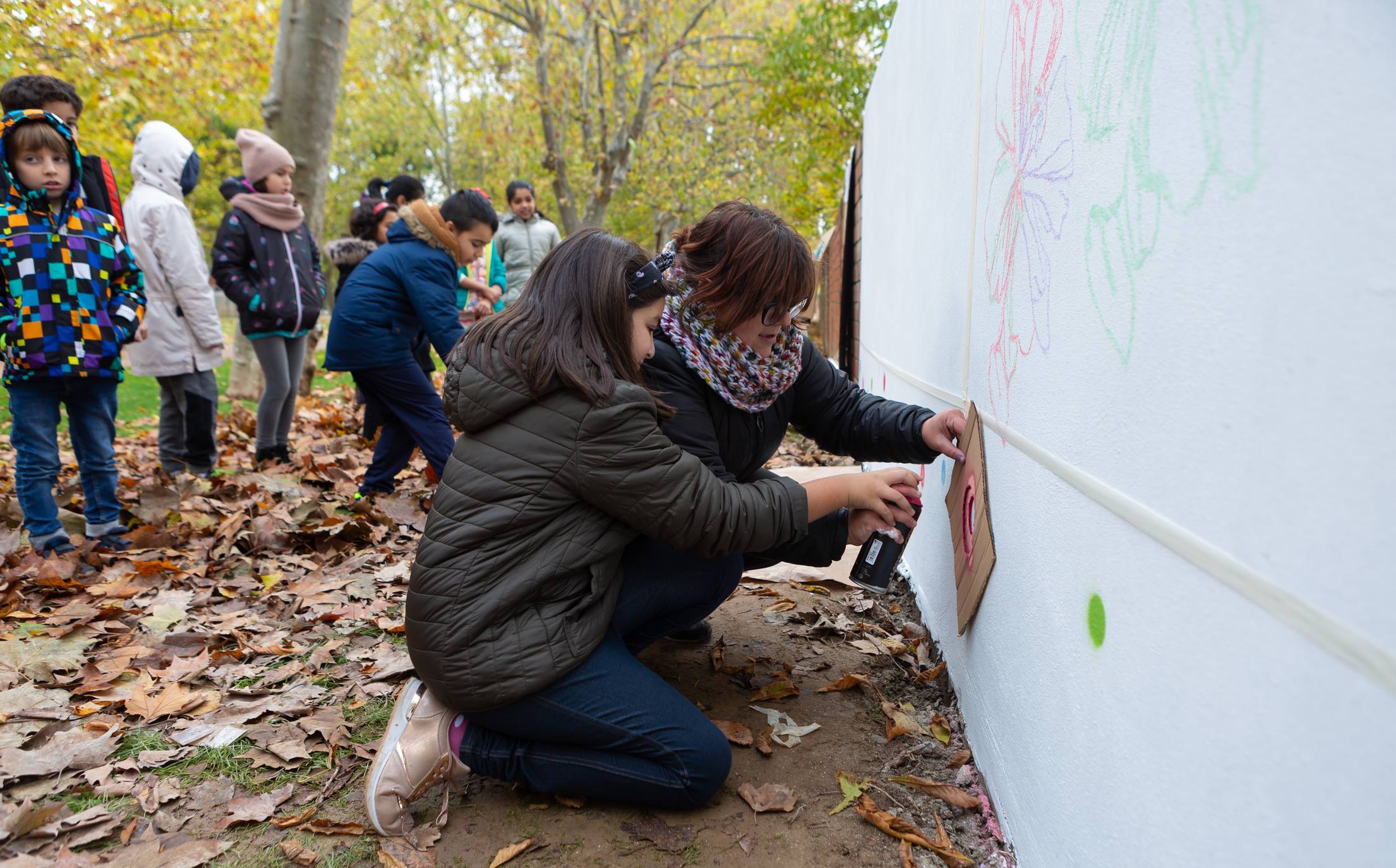 Escolares de Logroño pintan un mural en General Urrutia por las víctimas machistas