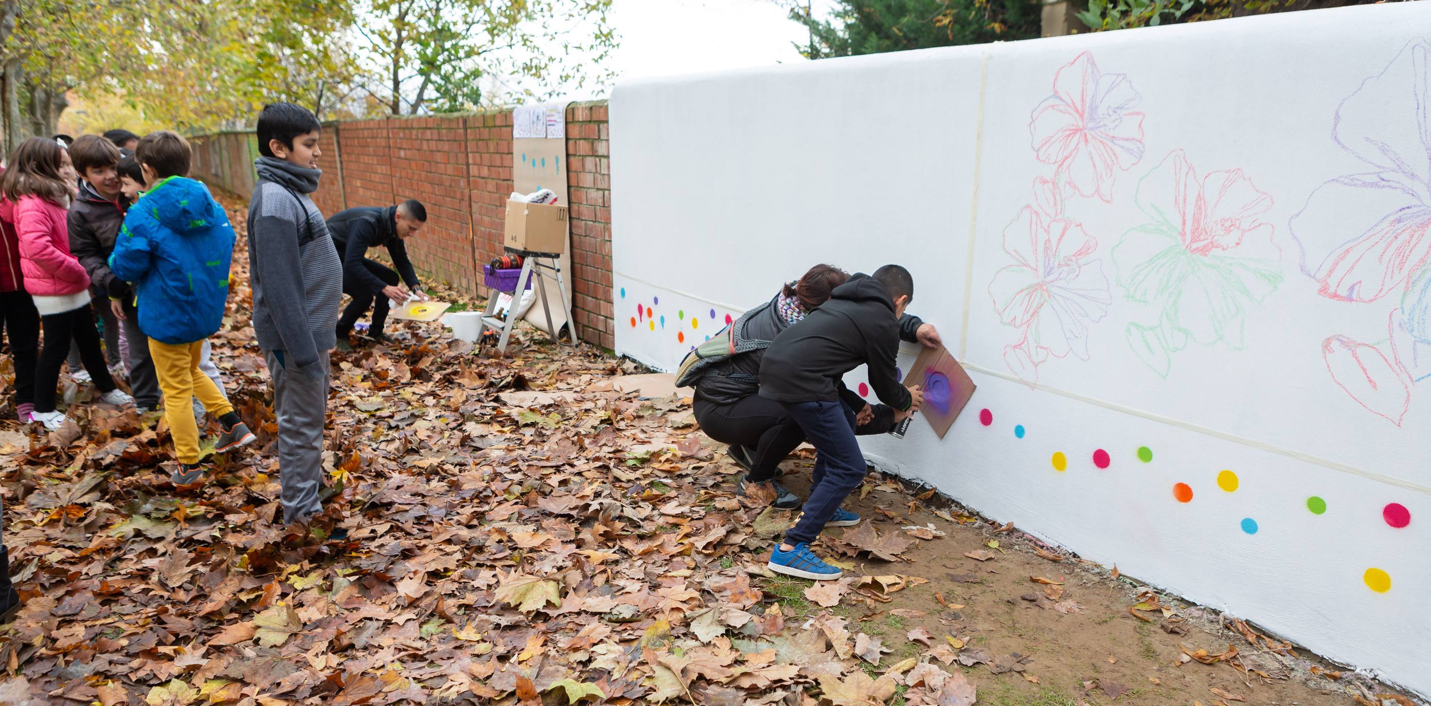 Escolares de Logroño pintan un mural en General Urrutia por las víctimas machistas