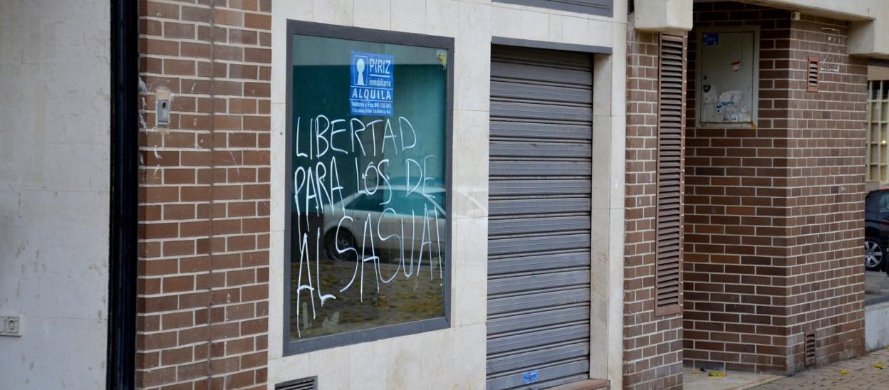 Pintada a favor de los presos de Alsasua realizada en un local comercial de la plaza Montecompatri. 