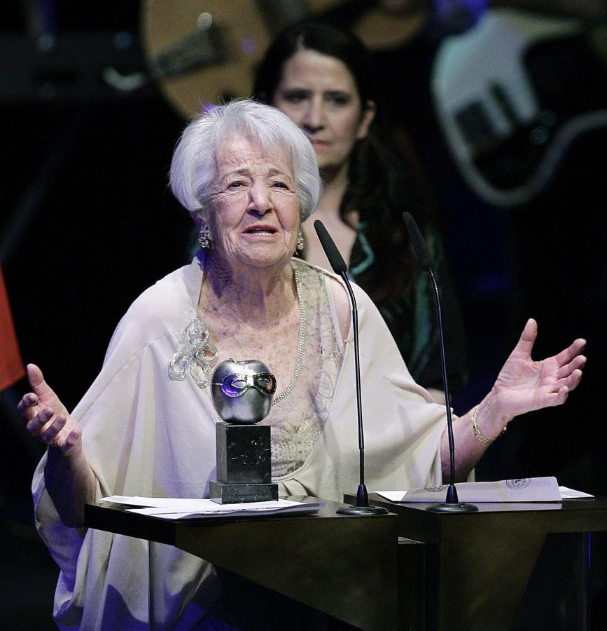 Asunción Balaguer recoge el premio a la mejor actriz de reparto por 'Follies', durante la gala de la XVI edición de los Premios Max de teatro en 2013.