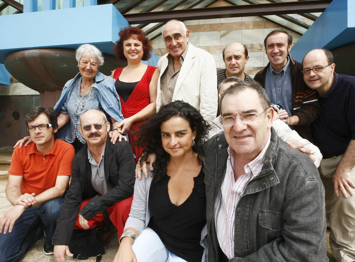 Las actrices Asunción Balaguer y Teté Delgado; el productor Juanjo Seoane; los actores Pepe Viyuela, Manuel Millán y Jorge Merino; el adaptador teatral Bernardo Sánchez; los actores José María Alvarez y María Felices, y el director Pedro Olea (de izda a dcha y de arriba a abajo), tras la rueda de prensa que ofrecieron para presentar la obra 'El pisito', de Rafael Azcona.