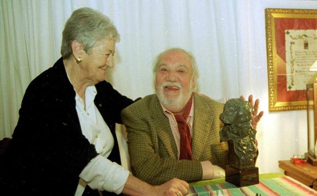 Imagen principal - Asunción Balaguer junto a su marido Paco Rabal en 2000, cuando el actor obtuvo el Goya por 'Goya en Burdeos'. En la ceremonia de los Goya de 2015 y en una manifestación en 2009 a favor del pueblo palestino junto a Hugo Silva y Aitana Sánchez Gijón. 