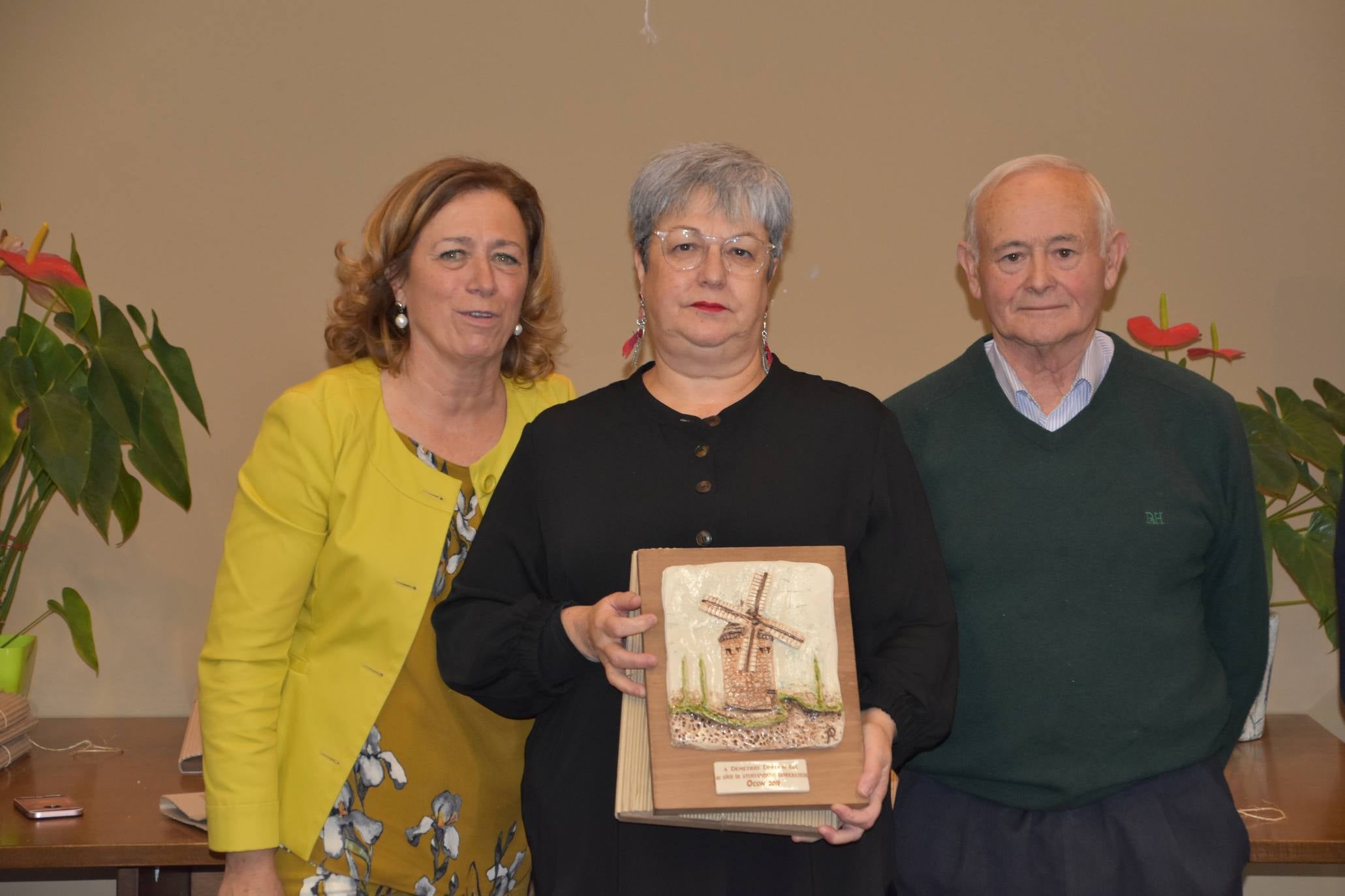 El Ayuntamiento de Ocón, dentro de los actos de los '40 años de ayuntamientos democráticos', celebró un homenaje a los alcaldes, concejales y representantes que han ejercido su labor en algún momento desde 1979 hasta la actualidad.