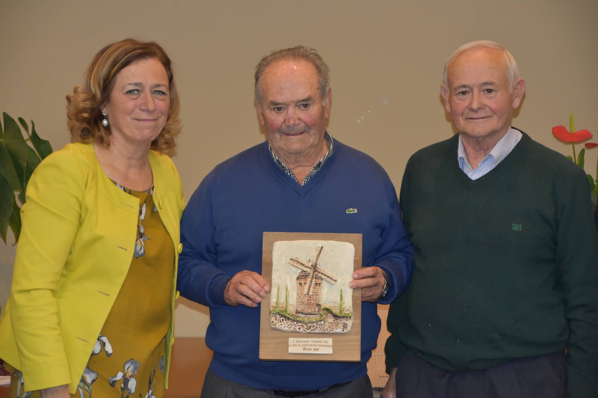 El Ayuntamiento de Ocón, dentro de los actos de los '40 años de ayuntamientos democráticos', celebró un homenaje a los alcaldes, concejales y representantes que han ejercido su labor en algún momento desde 1979 hasta la actualidad.