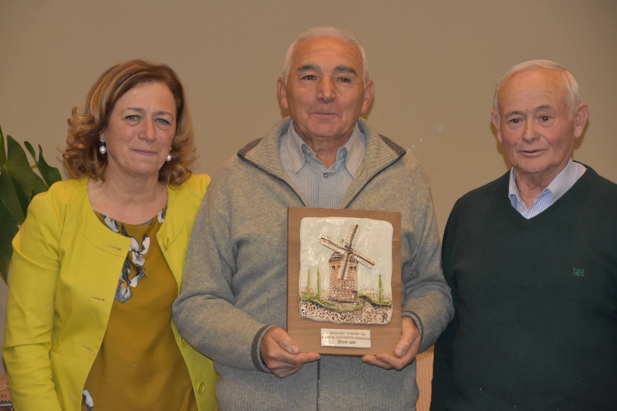 El Ayuntamiento de Ocón, dentro de los actos de los '40 años de ayuntamientos democráticos', celebró un homenaje a los alcaldes, concejales y representantes que han ejercido su labor en algún momento desde 1979 hasta la actualidad.