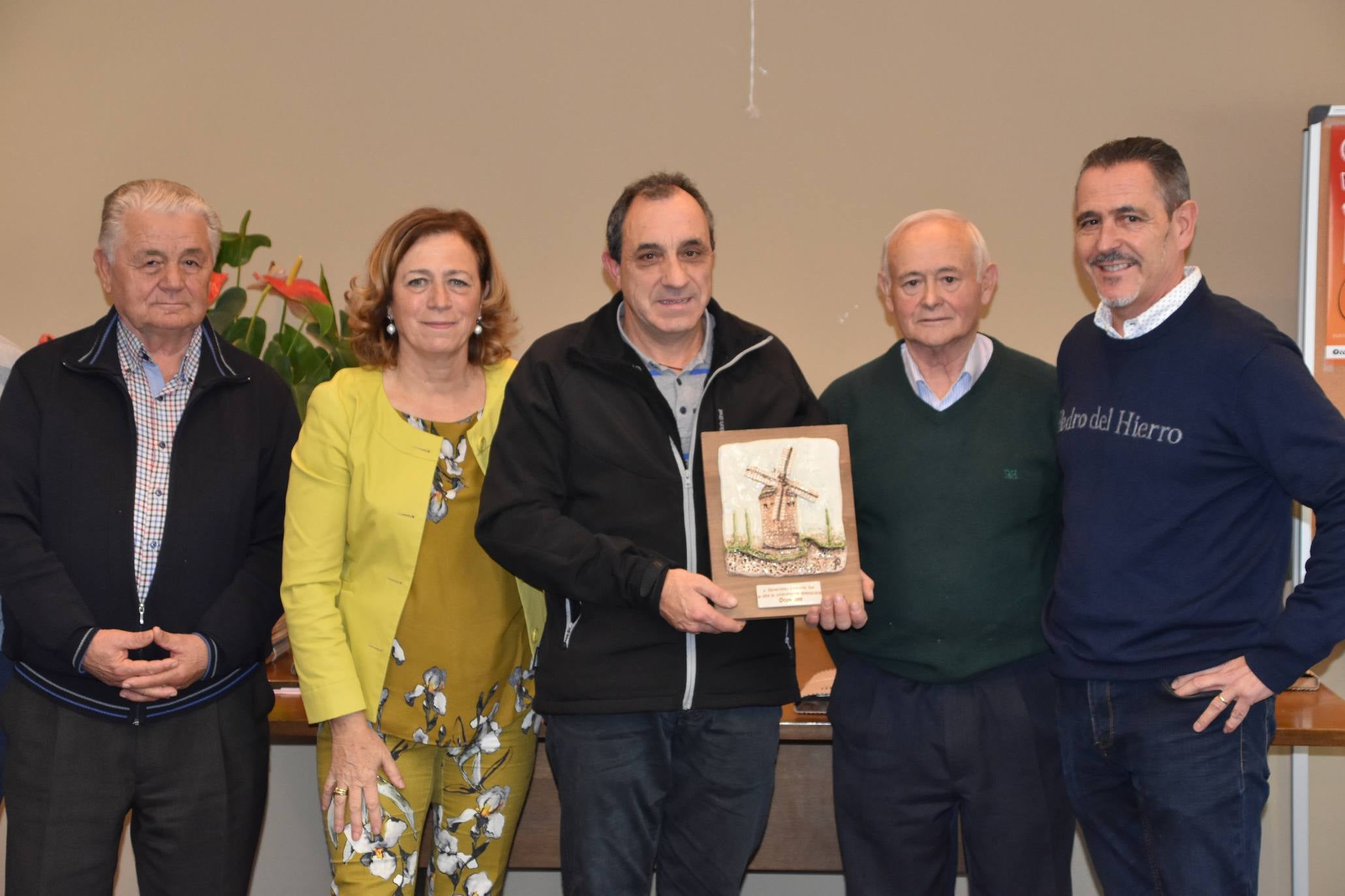 El Ayuntamiento de Ocón, dentro de los actos de los '40 años de ayuntamientos democráticos', celebró un homenaje a los alcaldes, concejales y representantes que han ejercido su labor en algún momento desde 1979 hasta la actualidad.