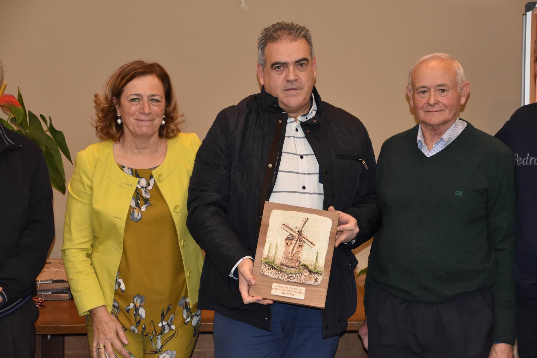 El Ayuntamiento de Ocón, dentro de los actos de los '40 años de ayuntamientos democráticos', celebró un homenaje a los alcaldes, concejales y representantes que han ejercido su labor en algún momento desde 1979 hasta la actualidad.