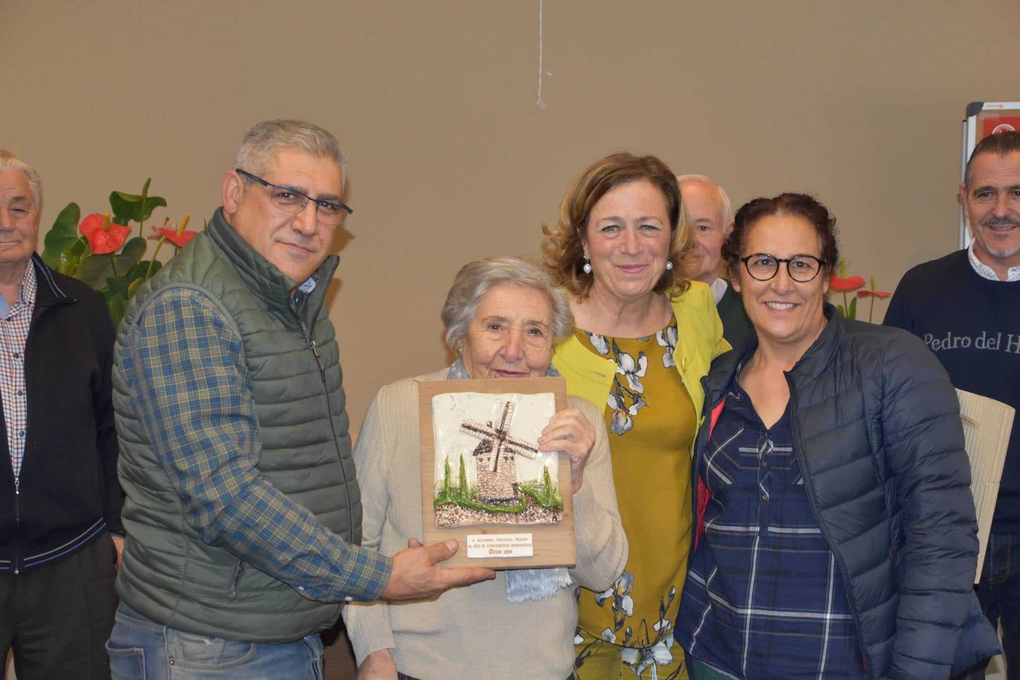 El Ayuntamiento de Ocón, dentro de los actos de los '40 años de ayuntamientos democráticos', celebró un homenaje a los alcaldes, concejales y representantes que han ejercido su labor en algún momento desde 1979 hasta la actualidad.